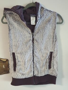 Patagonia Women's Light Gray Fleece Vest with Dark Brown Trim